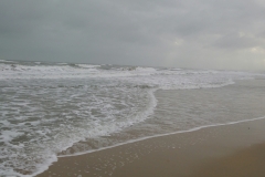 les vagues arriver sur la plage